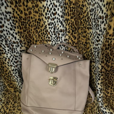 Hübscher rosa Rucksack mit Perlen geschmückt