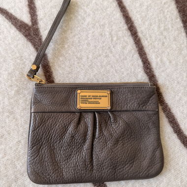 Marc by Marc Jacobs graues Leder-Wristlet
