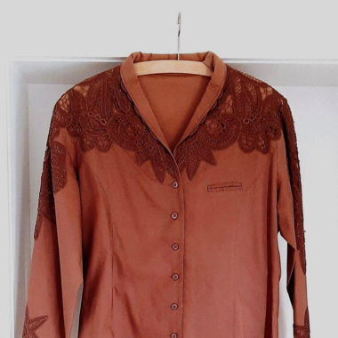 Bluse mit viel Spitzenverzierung