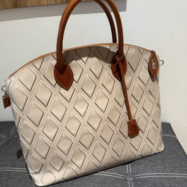 Beige Handtasche mit Ledergriffen