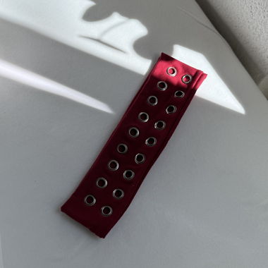 Nietenhaarband in rot
