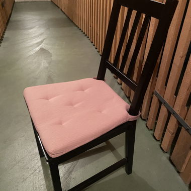 Chaise en bois noire avec coussin rose Ikea