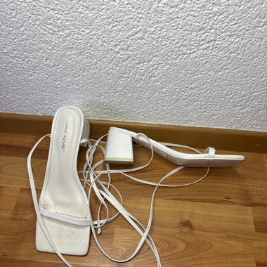 Weisse Sandalen mit Blockabsatz