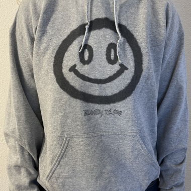 Sweat à capuche gris avec détails noirs et imprimé au dos