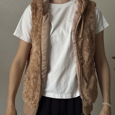 Flauschige Kapuzenweste beige