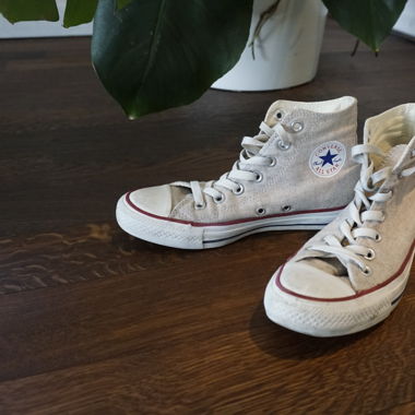Beige Converse Chucks