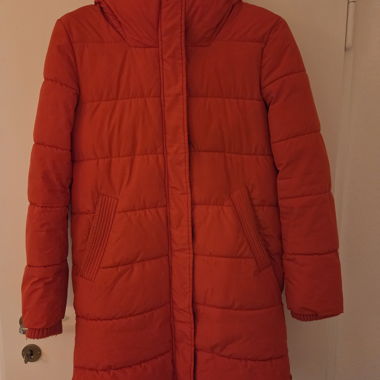 Giacca invernale rossa trapuntata con cappuccio