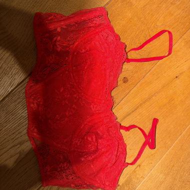 Reggiseno in pizzo rosso di Stradivarius
