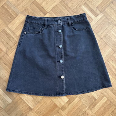 Dunkler Jeansrock mit Knopfleiste