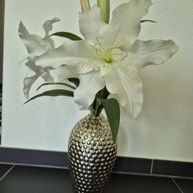 Vase mit Kunstblume
