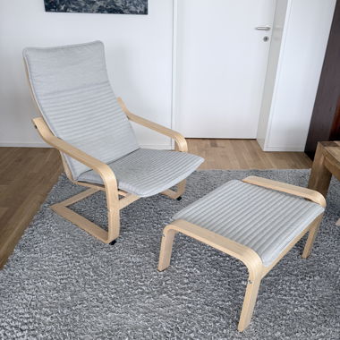 Chaise classique IKEA avec repose-pieds