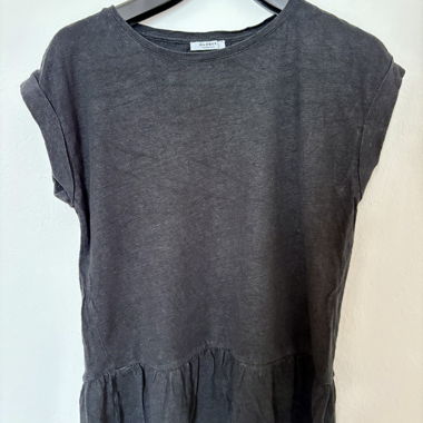 T-shirt noir en lin avec volants