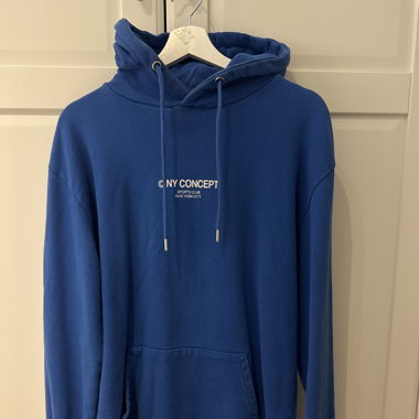blauer hoddie