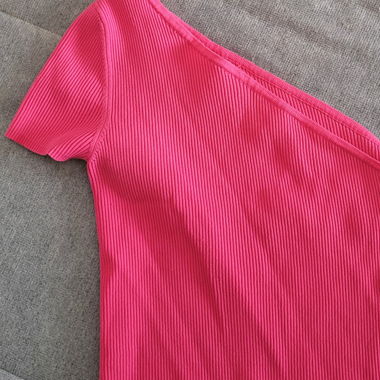Haut rose bonbon à une manche 