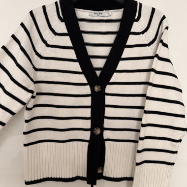 Knitted sweater with buttons