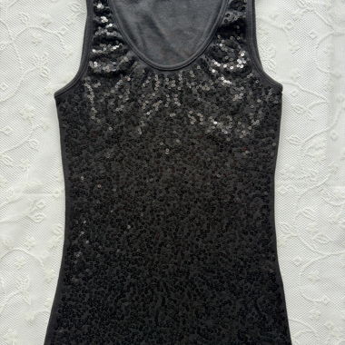 Canotta con paillettes nere