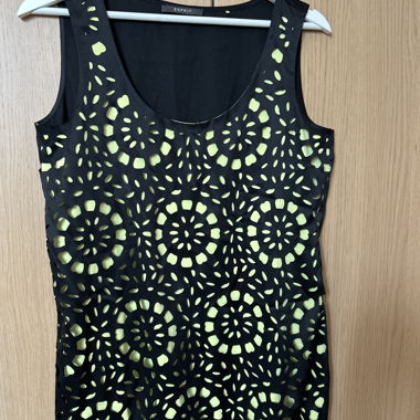 Top noir, doublure jaune fluo