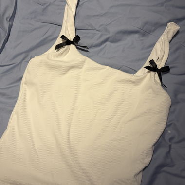 Top blanc avec nœuds