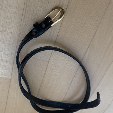 Cintura in pelle nera con effetto coccodillo