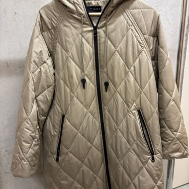 Cappotto imbottito beige con cappuccio