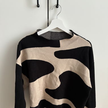 Leichter Pullover mit Muster