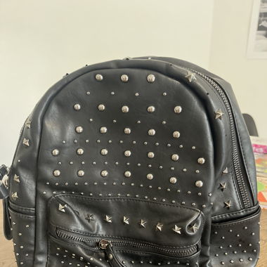 schwarzer nieten Rucksack