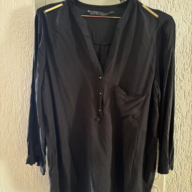 Blusa nera con dettagli dorati