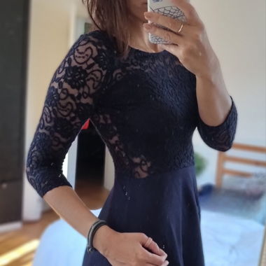 Kurzes Kleid mit Spitze 