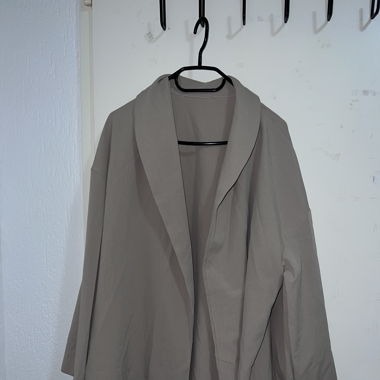 Beiger Cardigan mit lockerem Schnitt