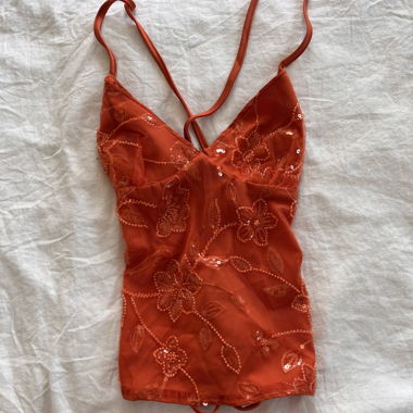 Oranges florales Mesh-Cami-Top mit Paillettenstickerei