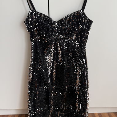 Robe courte noire à bretelles