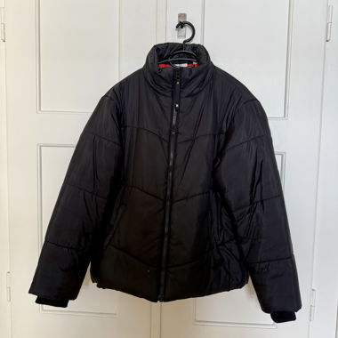 Schwarze Pufferjacke