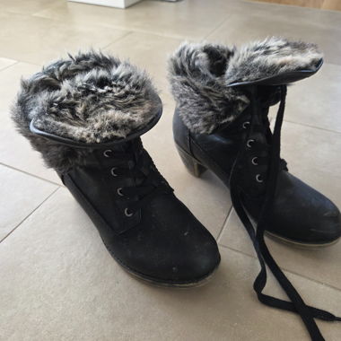 Bottes noires fourrées
