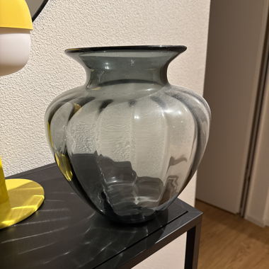 Graue Glasvase bauchig