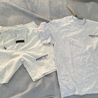 Essentials Shirt und Shorts Set