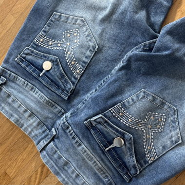 Blue bootcut jeans with decorated pockets