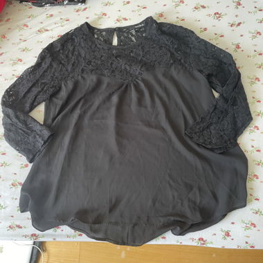 Blouse en dentelle noire