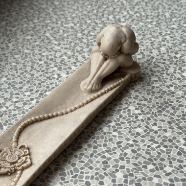 Handgemachtes Räucherstäbchenhalter-Objekt einer weinenden Person