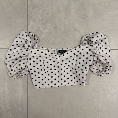 Top XS con pois e maniche a sbuffo