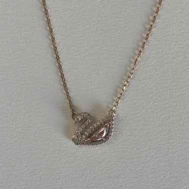 Collier cygne, or rosé
