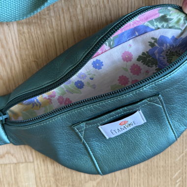 Türkise Bauchtasche aus Kunstleder, upcycelt