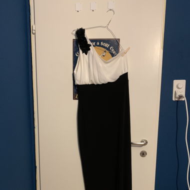 Elegantes Abendkleid mit Blumendetail  