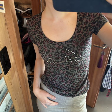 T-shirt con stampa leopardata e strass