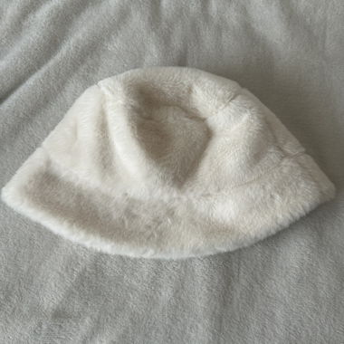 H&M soft cream shearling bucket hat