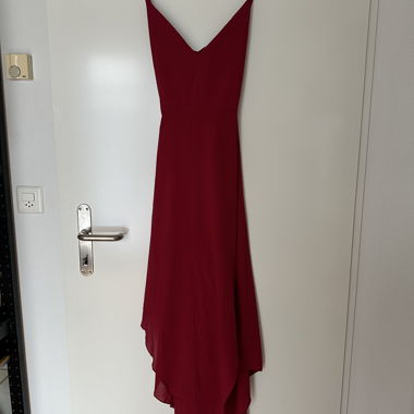 Abito bordeaux con spalline sottili