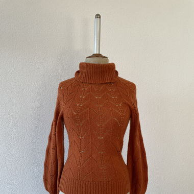 Gestrickter Oranger Rollkragenpullover