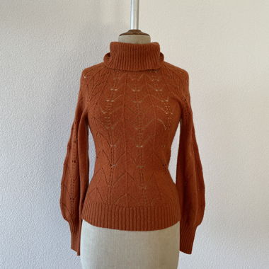 Gestrickter Oranger Rollkragenpullover