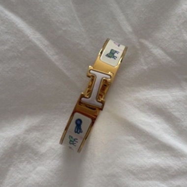 Goldener Armreif mit Detail