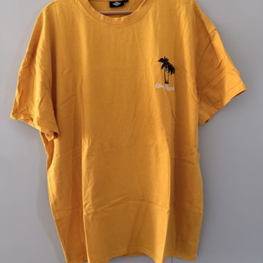 T-shirt giallo con stampa di palme