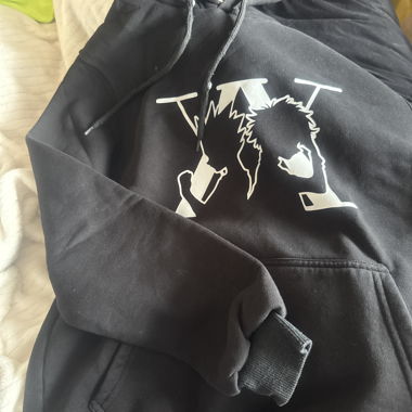 Grafischer schwarzer Hoodie
